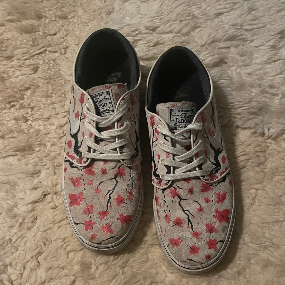 One of a kind Nike athletic shoes mens size 9